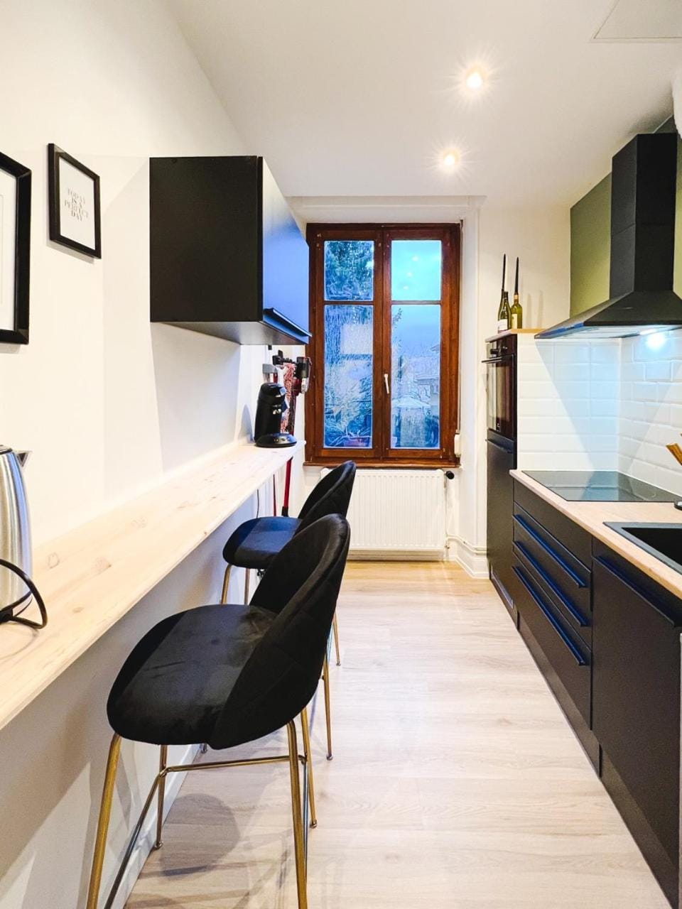 Kitchen or kitchenette, Seating area, Dining area, minibar, pet friendly, stove