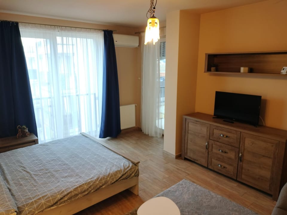 Communal lounge/ TV room, Bed, TV and multimedia, Photo of the whole room, Evening entertainment, Bedroom, hair dresser