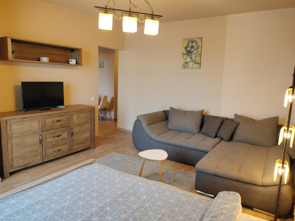 Communal lounge/ TV room, TV and multimedia, Living room, Seating area, Evening entertainment