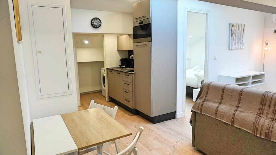Kitchen or kitchenette, minibar