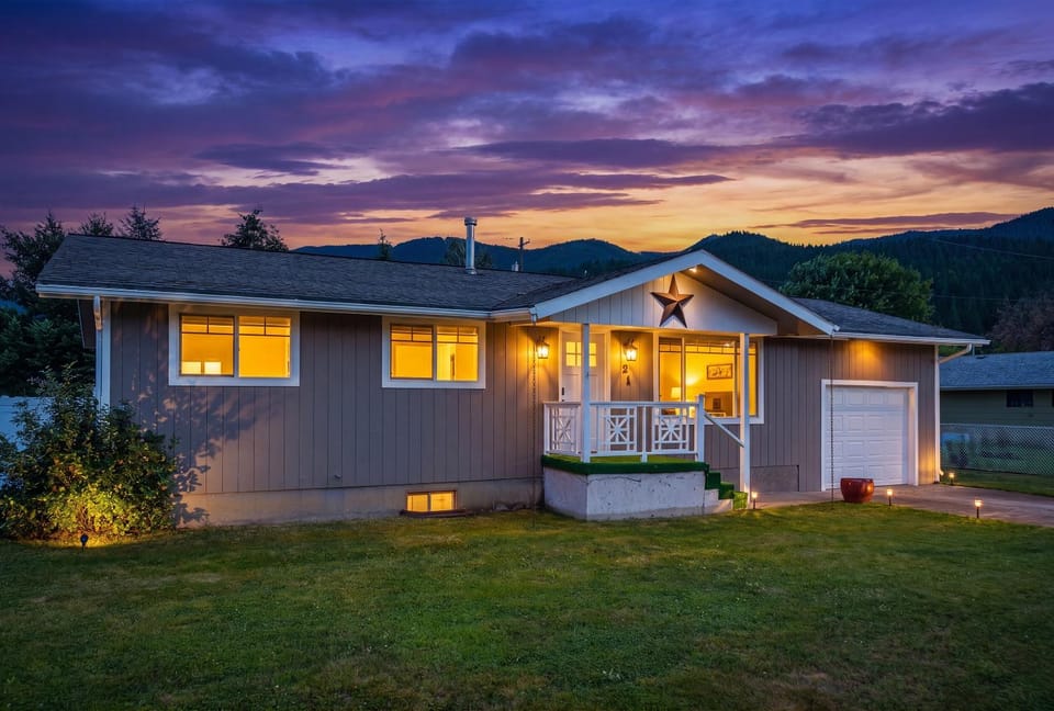 Property building, Patio, Facade/entrance, Garden, Mountain view, Sunset, Parking