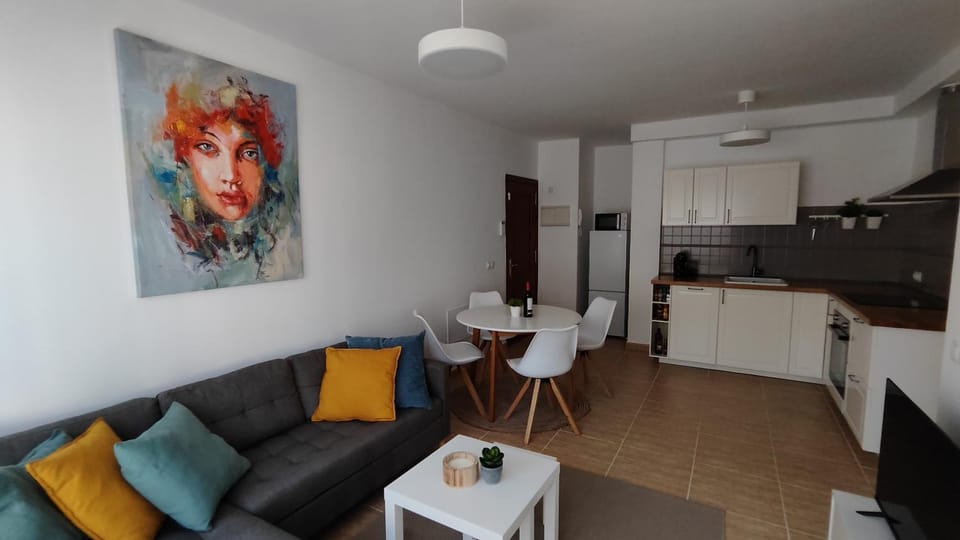 Kitchen or kitchenette, Living room, Seating area, Dining area, minibar, pet friendly