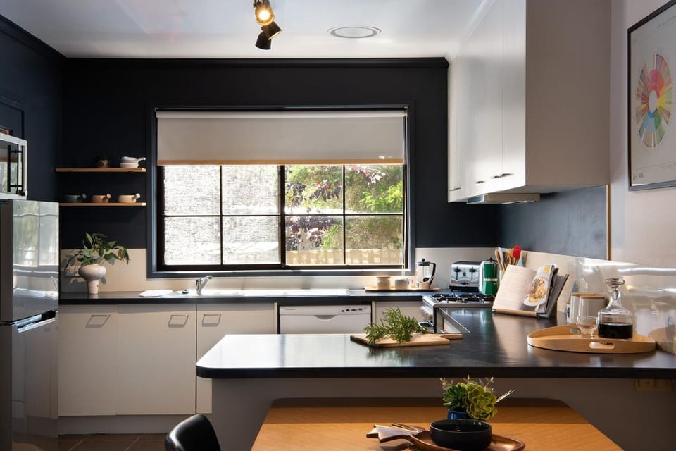 Kitchen or kitchenette, minibar, stove, toaster