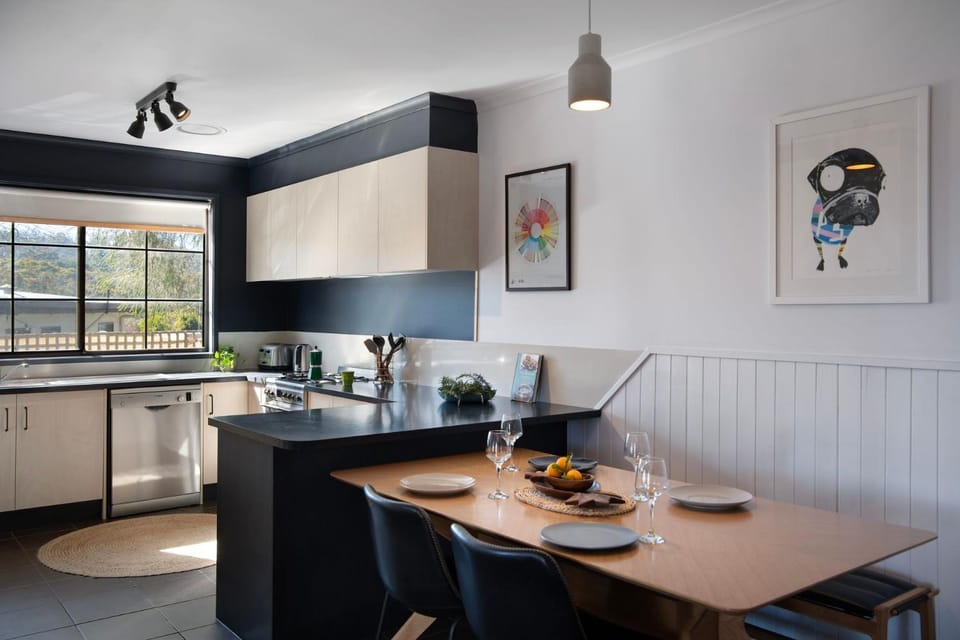 The Bach- dog friendly with lovely bush views House in Victoria