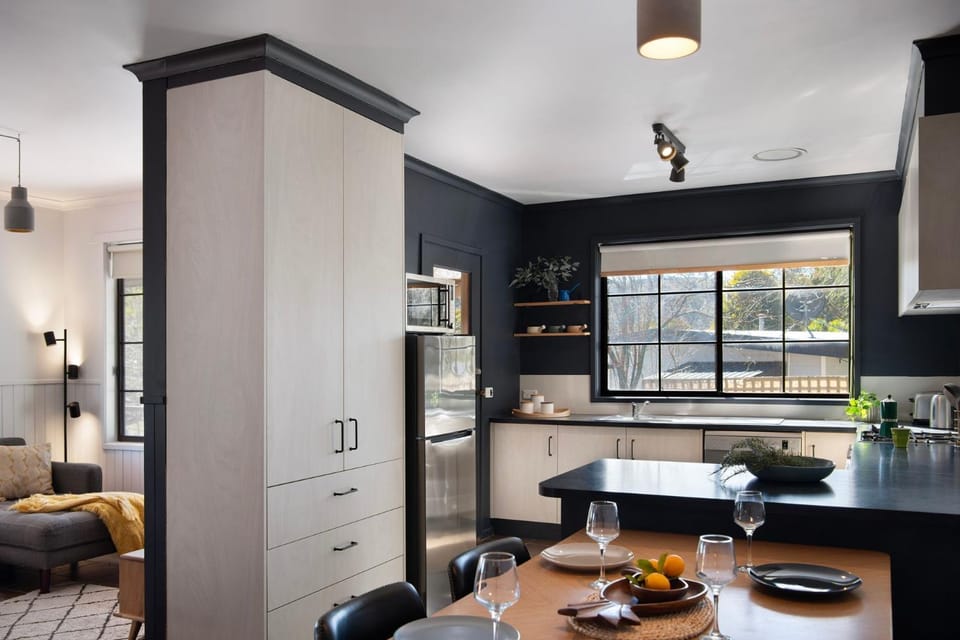The Bach- dog friendly with lovely bush views House in Victoria