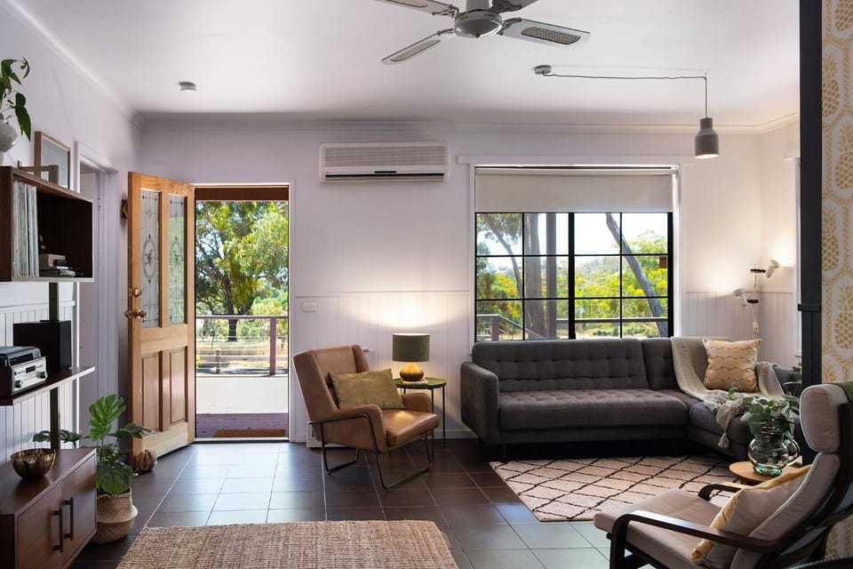 The Bach- dog friendly with lovely bush views House in Victoria