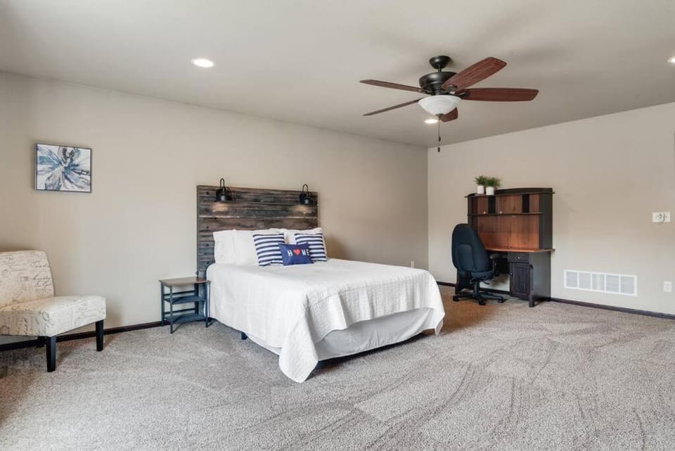 Bed, Bedroom, fireplace