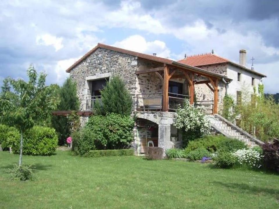 Gîte familial avec terrasse panoramique et cheminée, idéal pour randonnées près de Retournac - FR-1-582-355 House in Auvergne-Rhône-Alpes