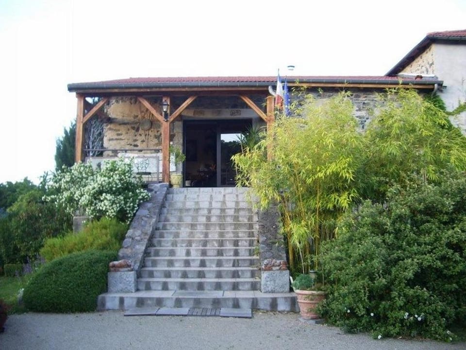 Gîte familial avec terrasse panoramique et cheminée, idéal pour randonnées près de Retournac - FR-1-582-355 House in Auvergne-Rhône-Alpes