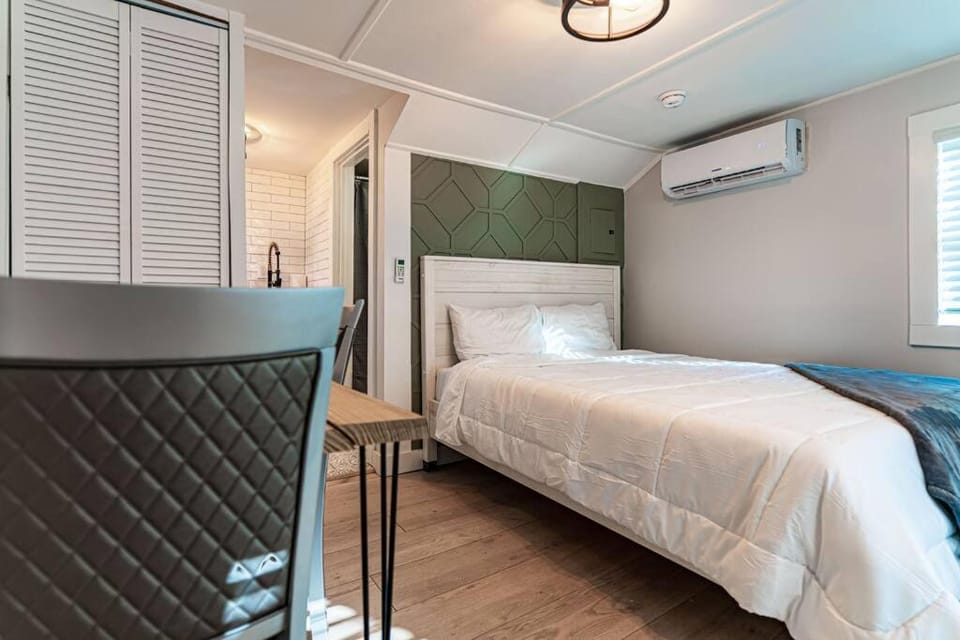 Bed, Photo of the whole room, Bedroom, air conditioner