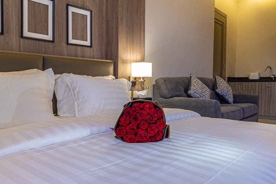 Bed, Living room, Photo of the whole room, Seating area, Bedroom