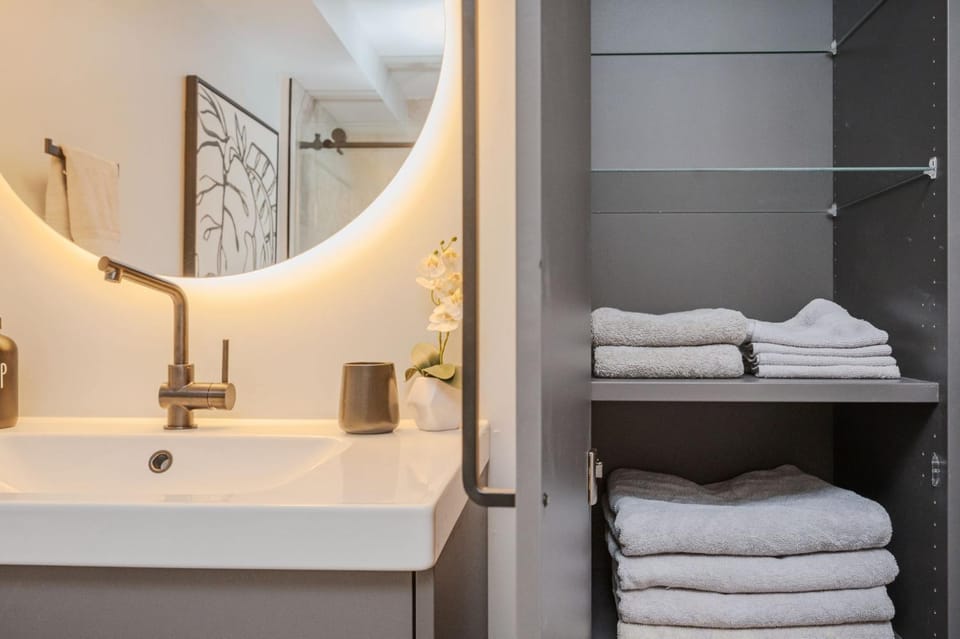 Bathroom, towels