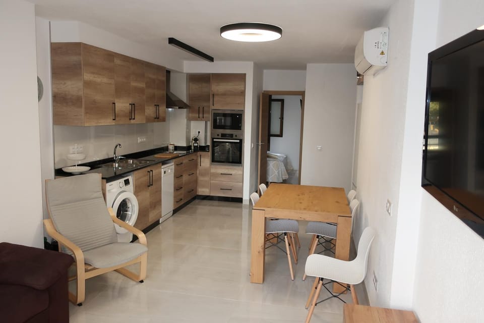 Kitchen or kitchenette, Dining area, oven