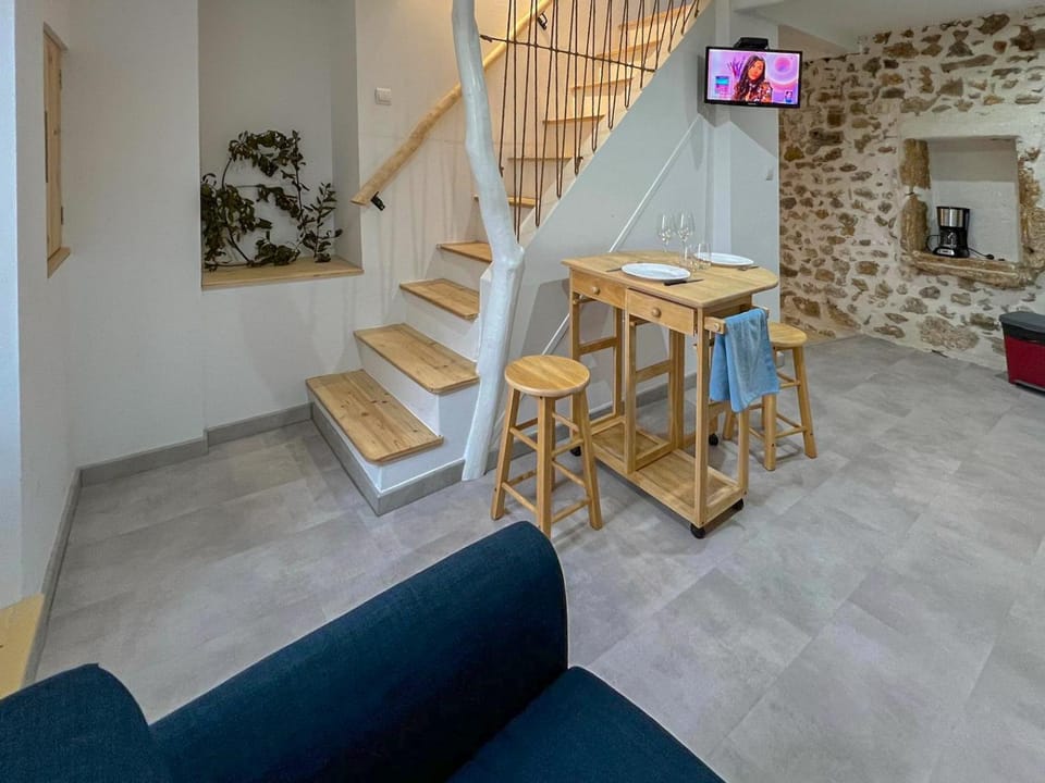 TV and multimedia, Kitchen or kitchenette, Living room, Seating area, Dining area, Meals