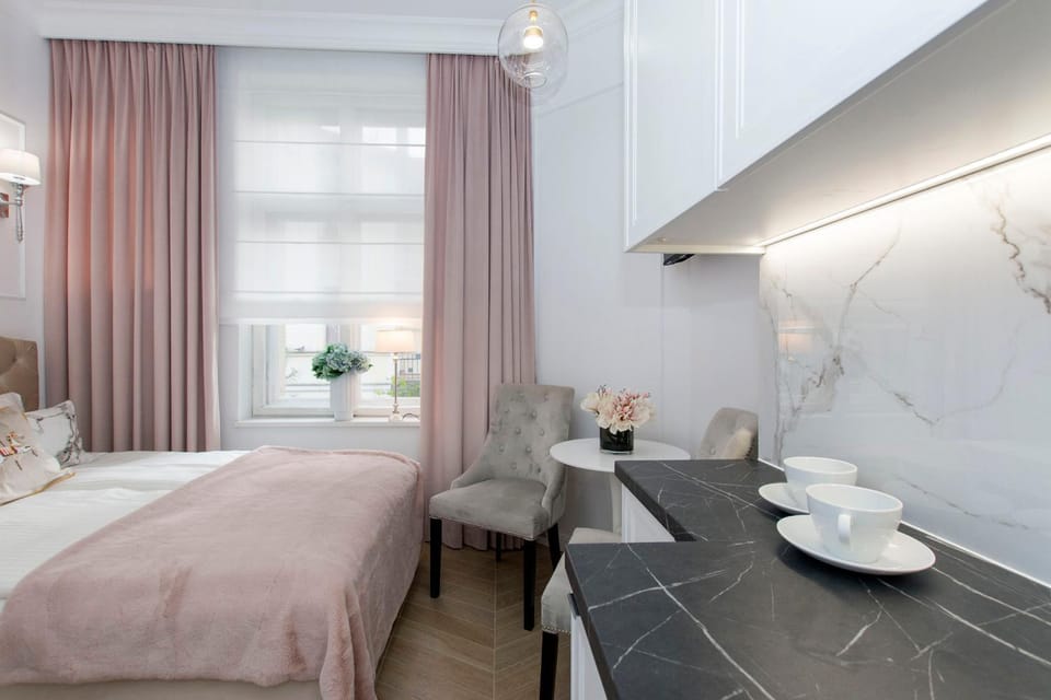 Kitchen or kitchenette, Seating area, Bedroom
