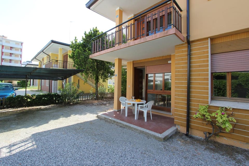 Property building, Facade/entrance, Neighbourhood, Balcony/Terrace, Parking