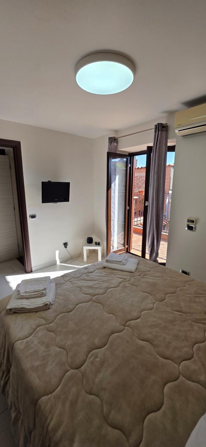 Bed, TV and multimedia, Photo of the whole room, Bedroom, air conditioner