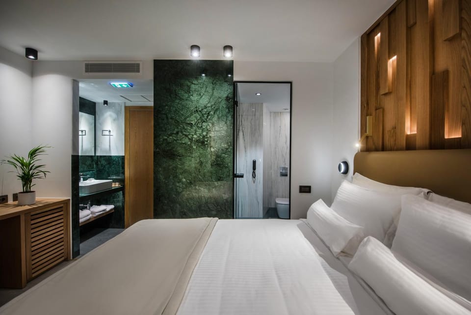 Bed, Bathroom, Photo of the whole room, Bedroom, towels