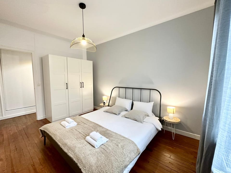 Bed, Photo of the whole room, Bedroom, towels, wardrobe