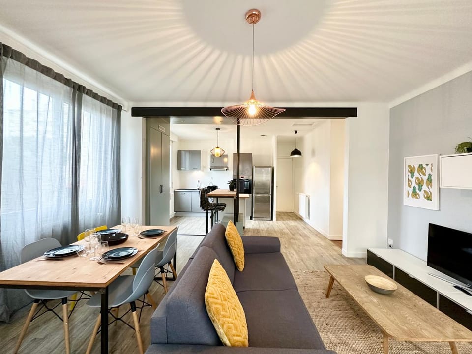 Facade/entrance, TV and multimedia, Kitchen or kitchenette, Living room, Seating area, Dining area