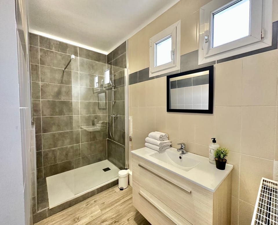 Shower, Bathroom, towels