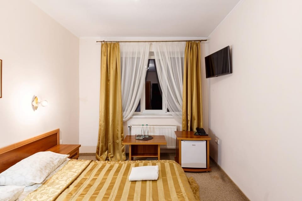 Bed, TV and multimedia, Bedroom, hair dresser
