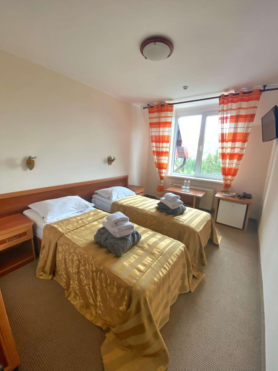 Bed, Seating area, Bedroom, towels