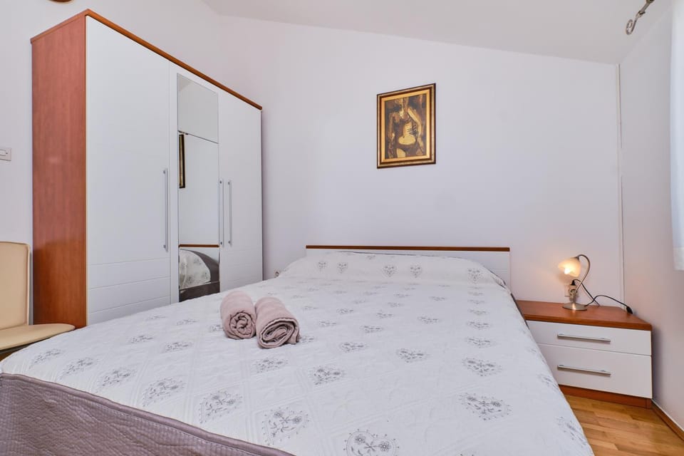 Bed, Photo of the whole room, Bedroom, towels, wardrobe