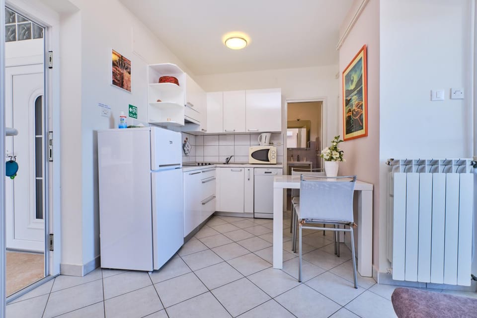 Kitchen or kitchenette, Dining area, minibar, stove