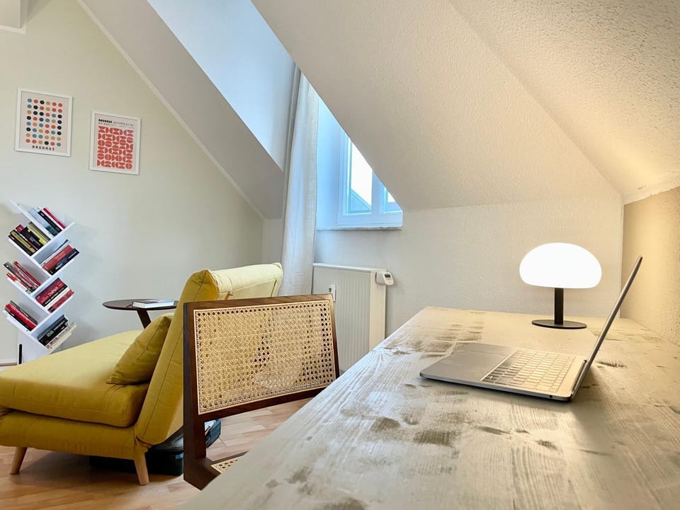 Bed, Living room, Photo of the whole room, Seating area