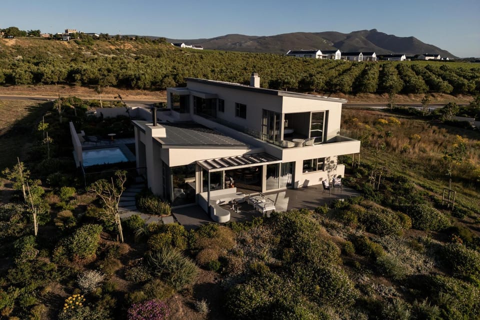 Property building, Day, Natural landscape, Garden, Mountain view