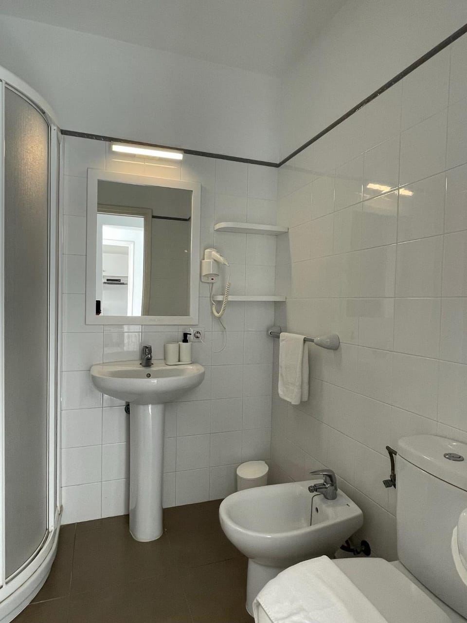 Shower, Bathroom, bidet, towels