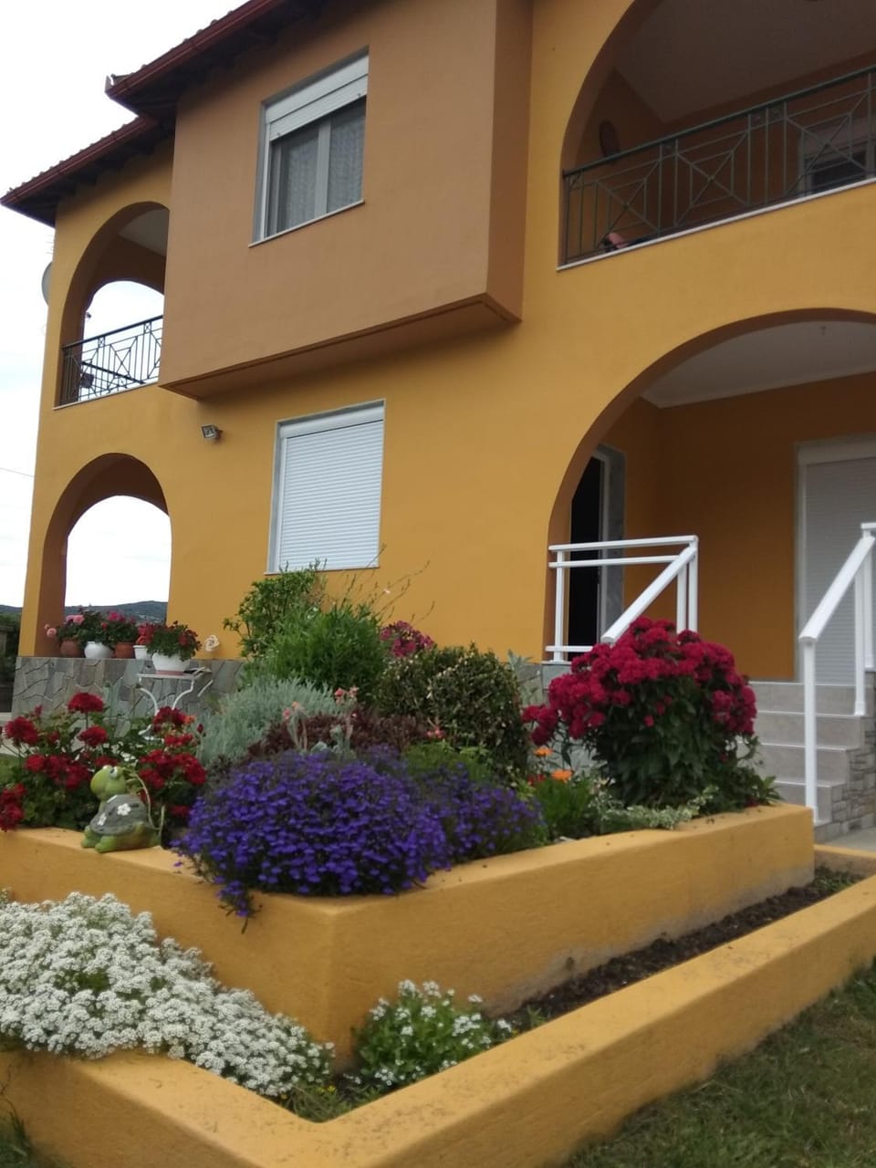 Property building, Facade/entrance, Day, Garden, View (from property/room), Balcony/Terrace, Garden view