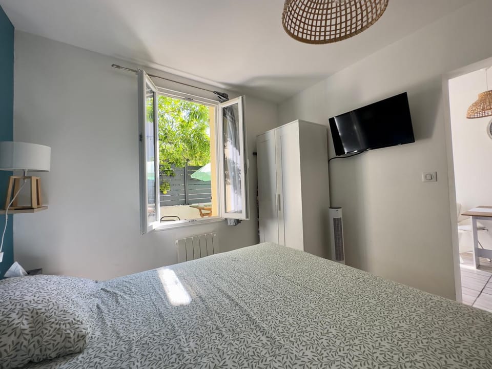 Bed, TV and multimedia, Photo of the whole room, Bedroom, Garden view
