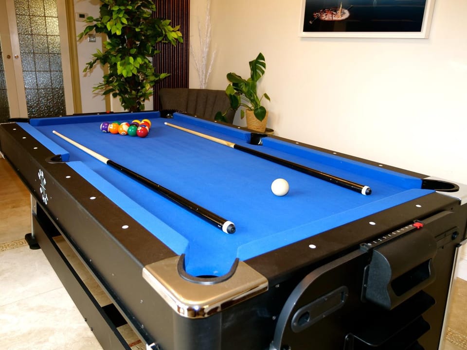 Billiard, Game Room