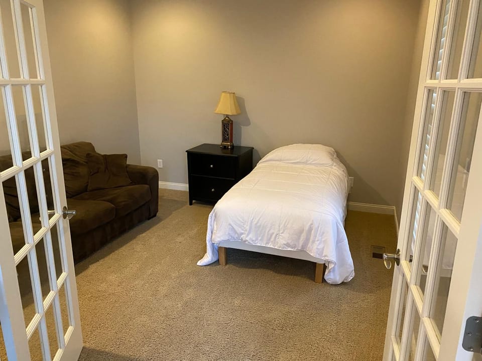 Lakefront view private bedroom and bathroom with kitchen Vacation rental in Fishers