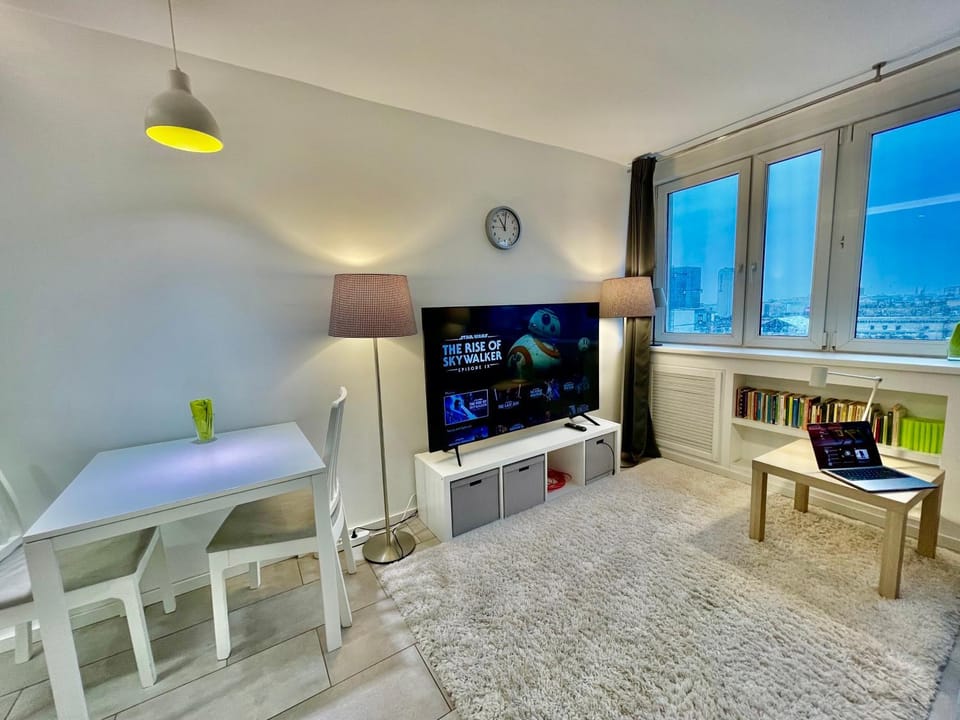 PALACE 3 WiFi 65'TV Netflix HBO Disney AppletTV Apartment in Warsaw