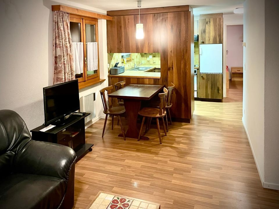 TV and multimedia, Seating area, Dining area, hair dresser
