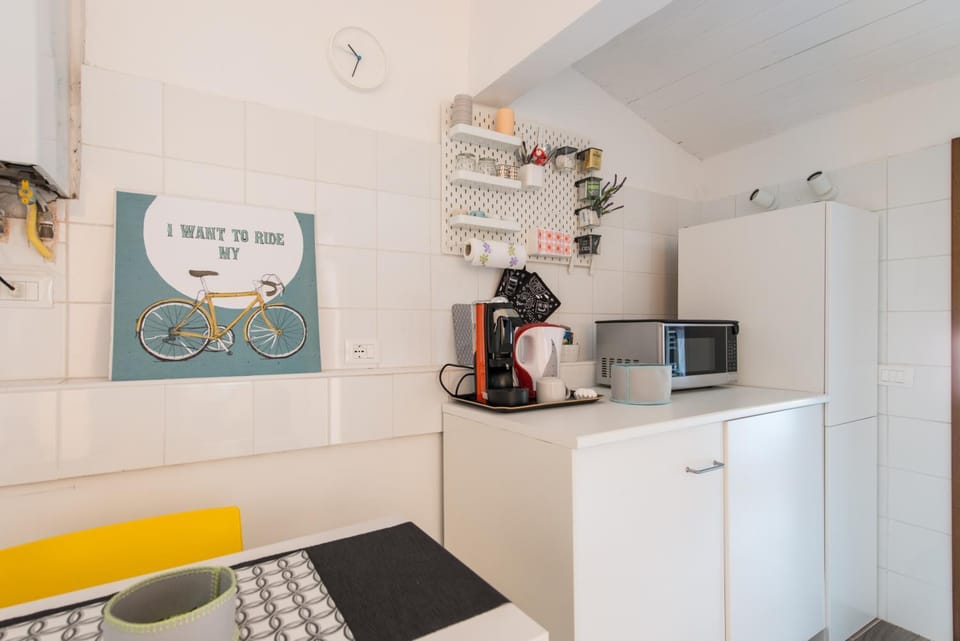 Coffee/tea facilities, Kitchen or kitchenette, stove