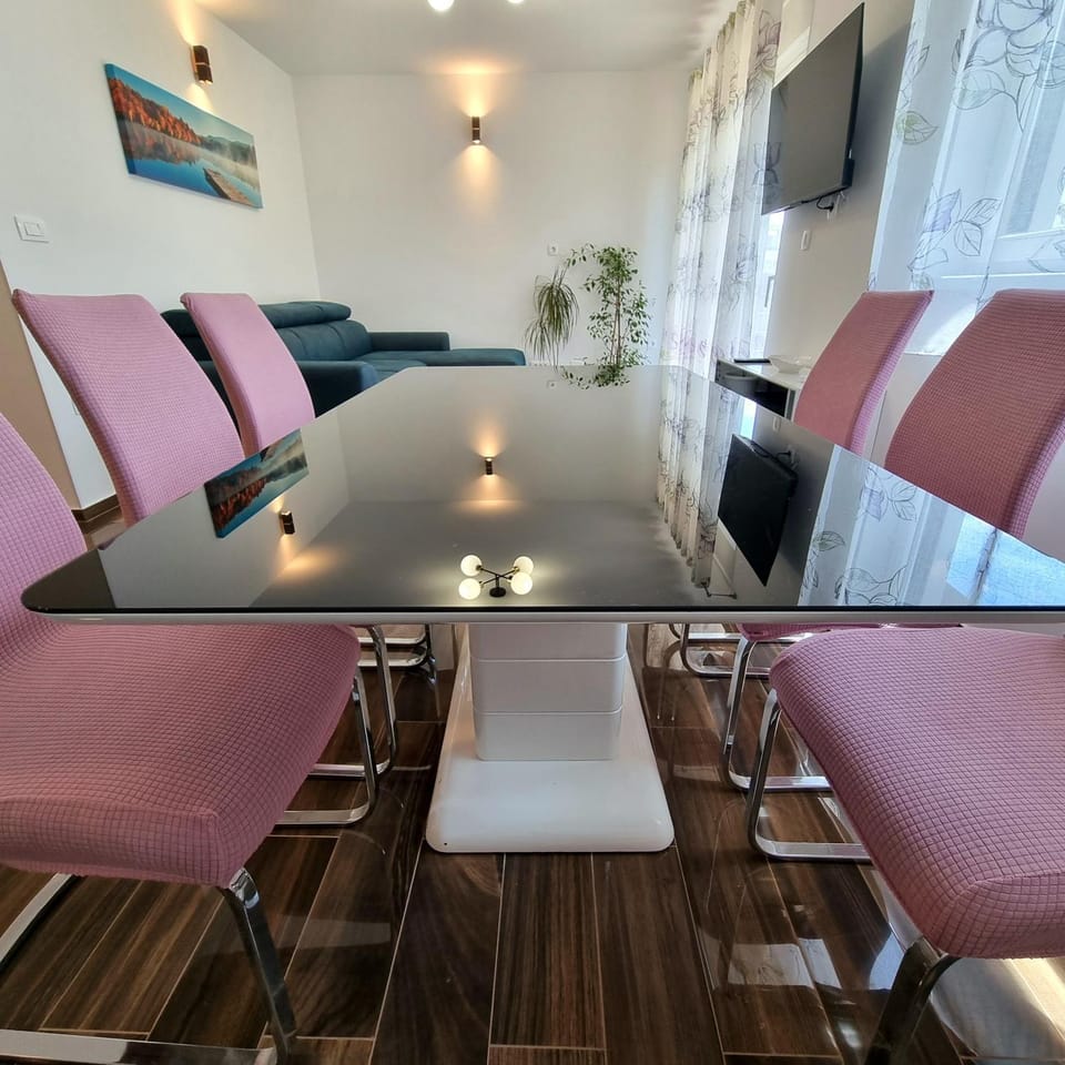 TV and multimedia, Living room, Seating area, Dining area
