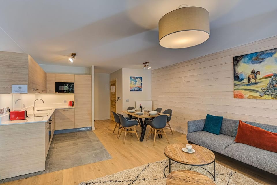 TV and multimedia, Kitchen or kitchenette, Living room, Seating area, Dining area