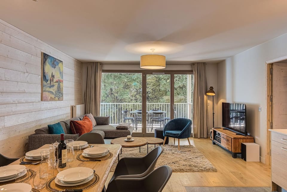 TV and multimedia, Kitchen or kitchenette, Living room, Seating area, Dining area