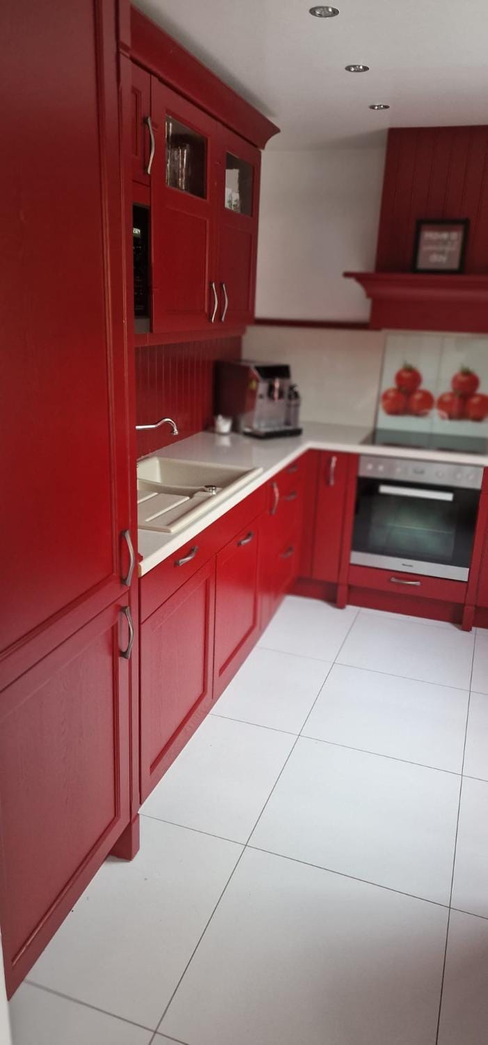 Kitchen or kitchenette, dishwasher, stove