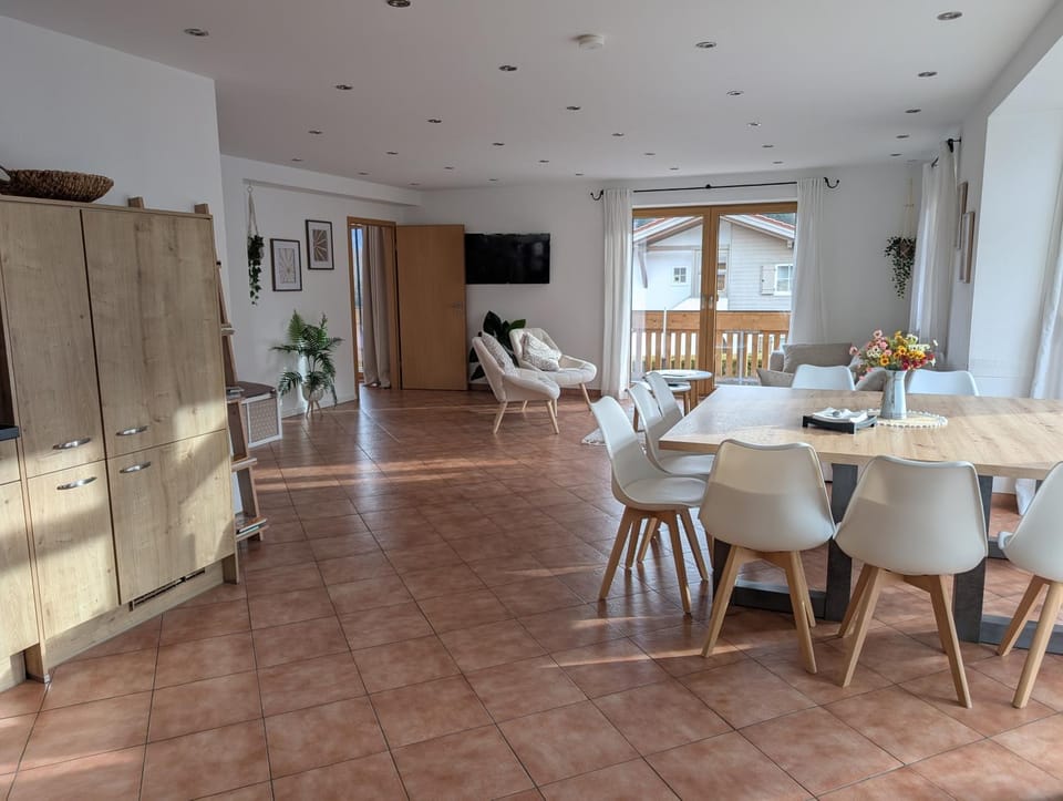 TV and multimedia, Kitchen or kitchenette, Living room, Seating area, Dining area