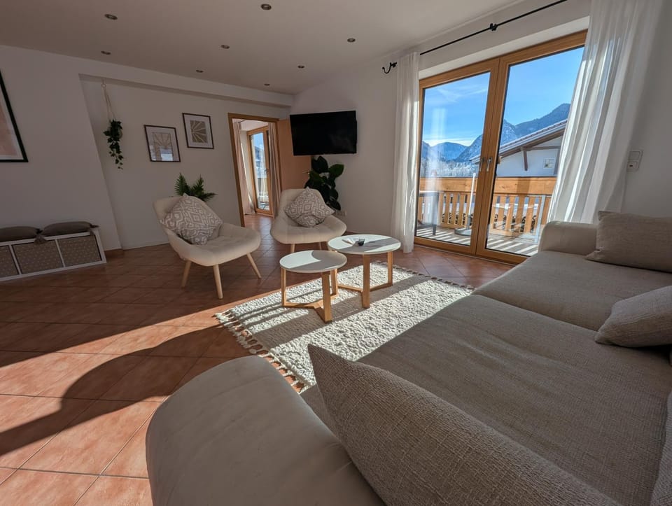 Communal lounge/ TV room, TV and multimedia, Living room, Seating area, Mountain view