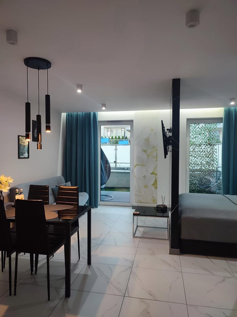 Bed, Living room, Photo of the whole room, Seating area