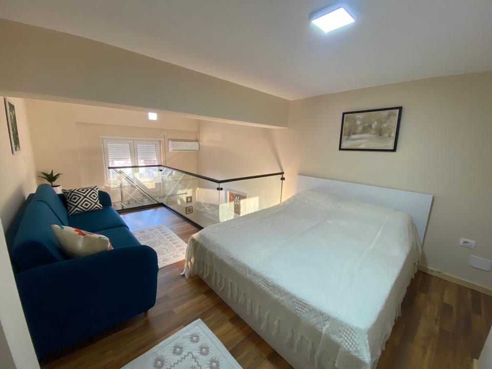 Jon's Duplex Apartment in Tirana