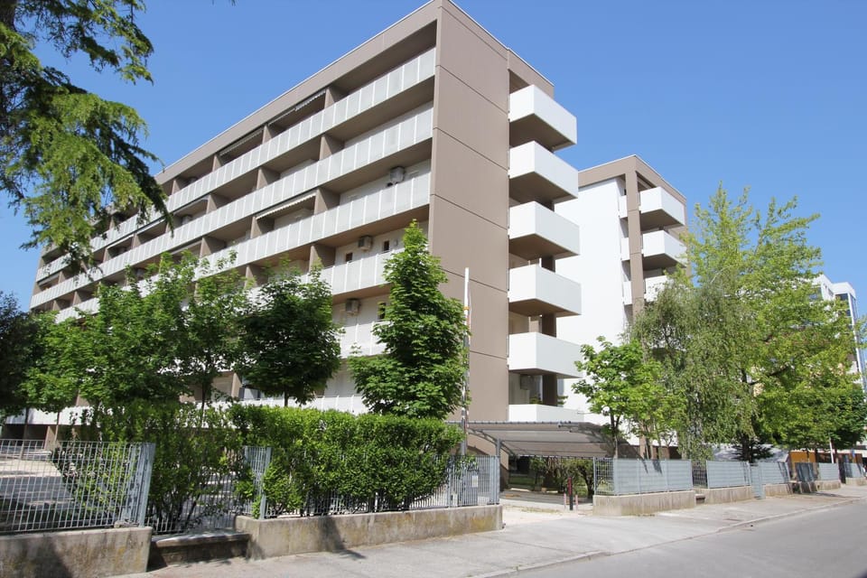 Property building, Facade/entrance, Parking