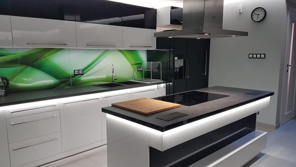 Kitchen or kitchenette, minibar, stove