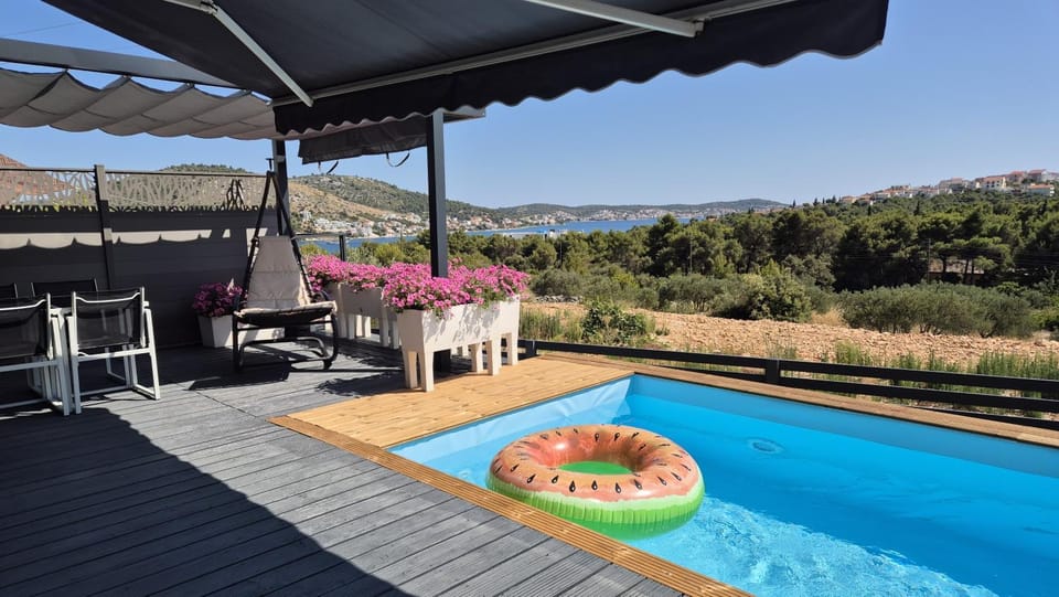 View (from property/room), Balcony/Terrace, Swimming pool, sunbed